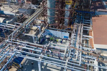 Более 40 заслуженных работников нефтегазовой отрасли награждены в честь 80-летия АНПЗ