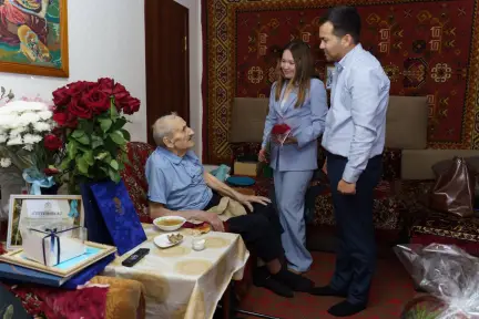 Сотрудники КМГ поздравили ветеранов с 80-летием Великой Победы